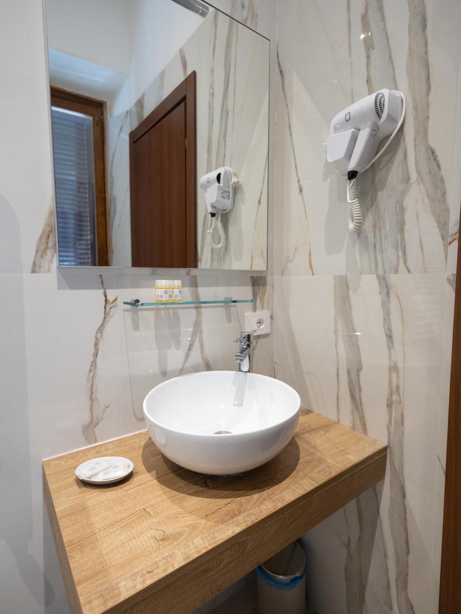 Romerooms Condotti ภายนอก รูปภาพ